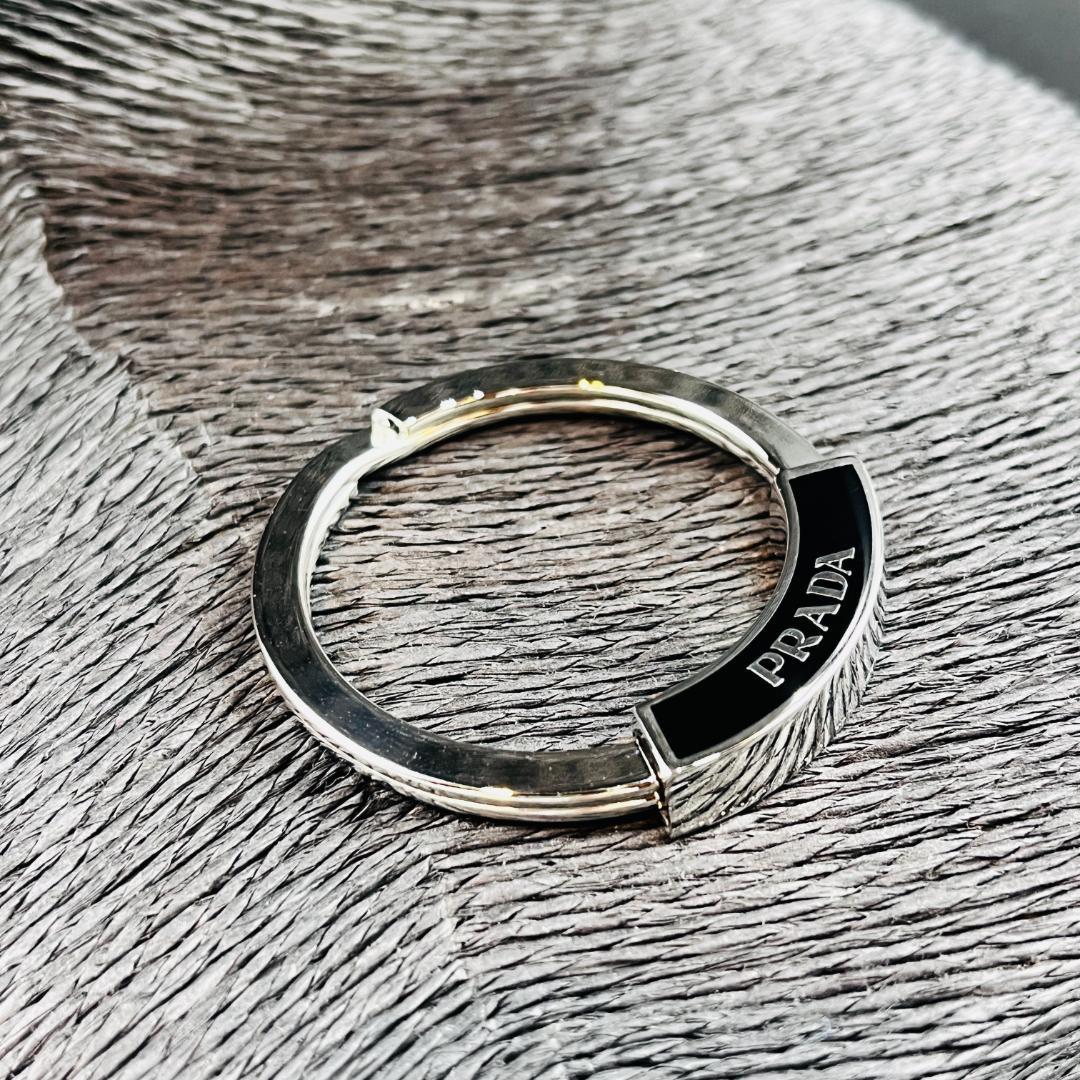 PRADA プラダ キーリング キーホルダー メンズ シルバー ブラック リング