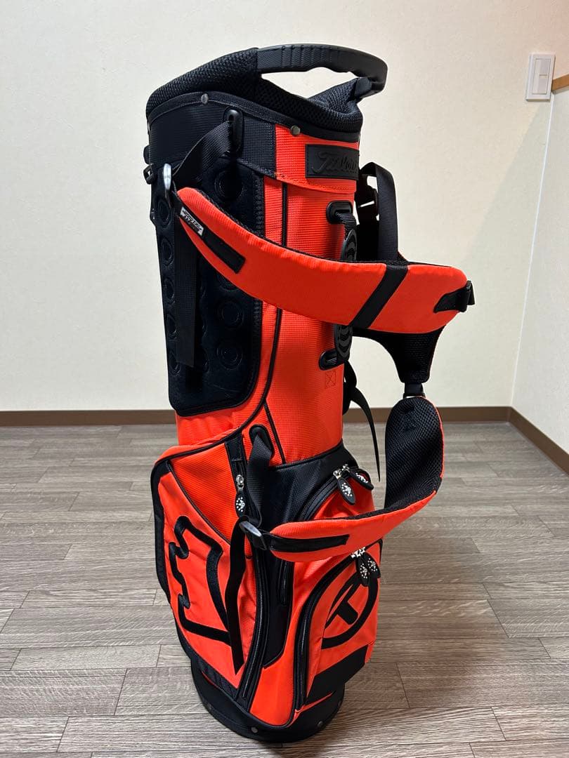 鮮やかなオレンジとブラックのコントラストが美しい！スタンド式キャディバック　軽量