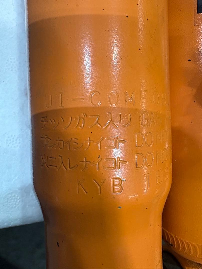 ハイエース 用ユーアイビークル コンフォートRショックアブソーバー中古取り外し品