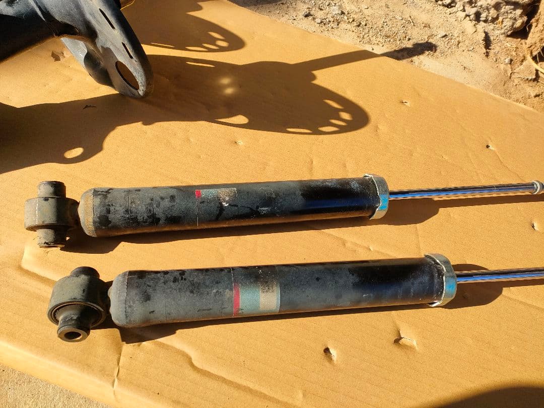 サスペンション ショックアブソーバー　中古品　プリウスα　ZVW41