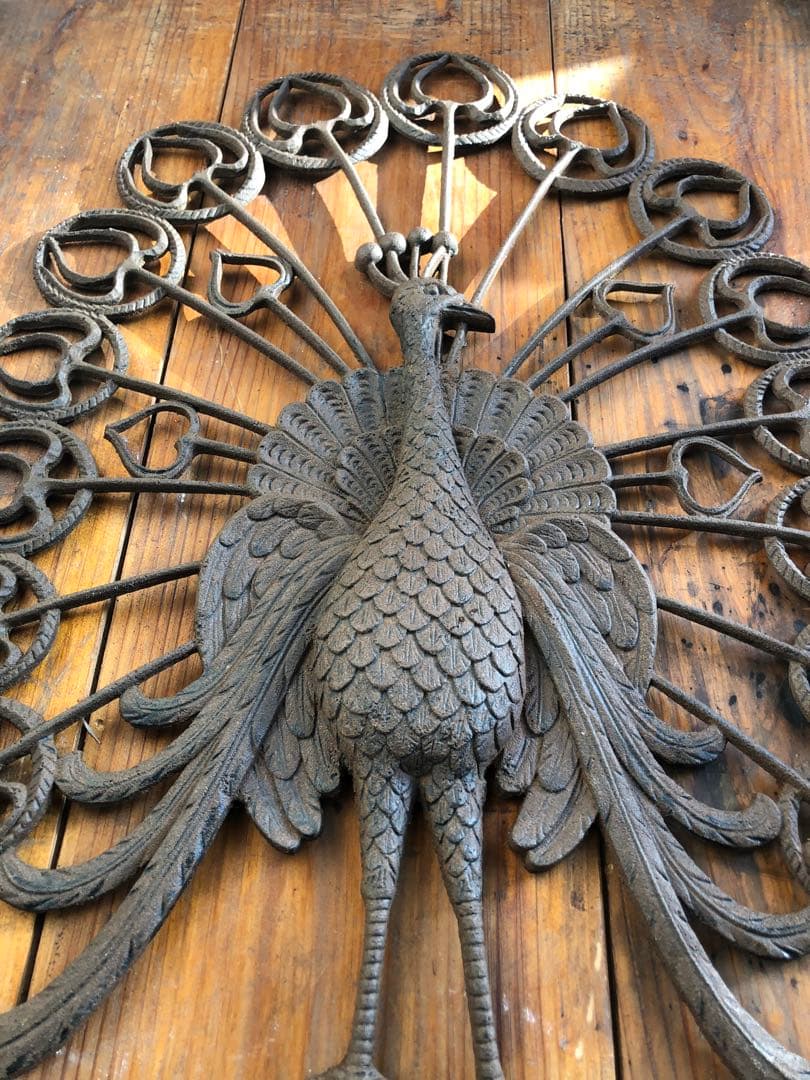 孔雀デザインの金属飾り