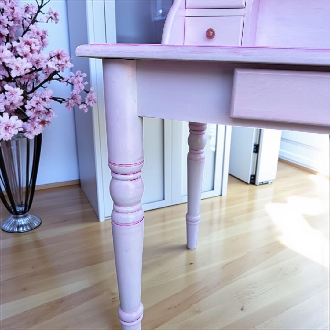 ピンクの木製引き出し付きデスク. 勉強机