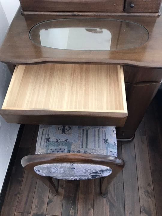 アンティーク調のドレッサーです