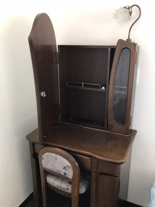 アンティーク調のドレッサーです