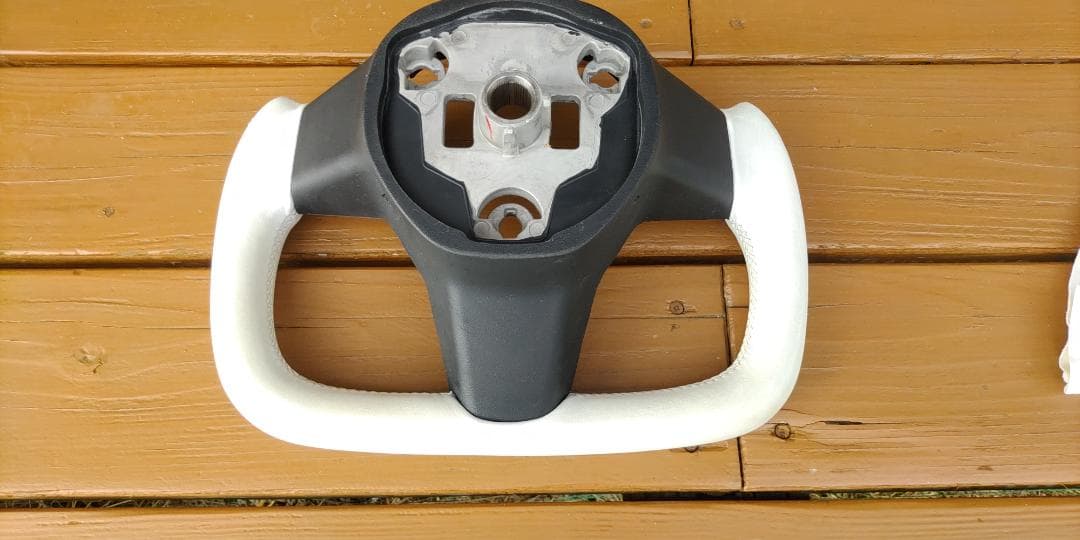 テスラ　モデル3 ヨークハンドル