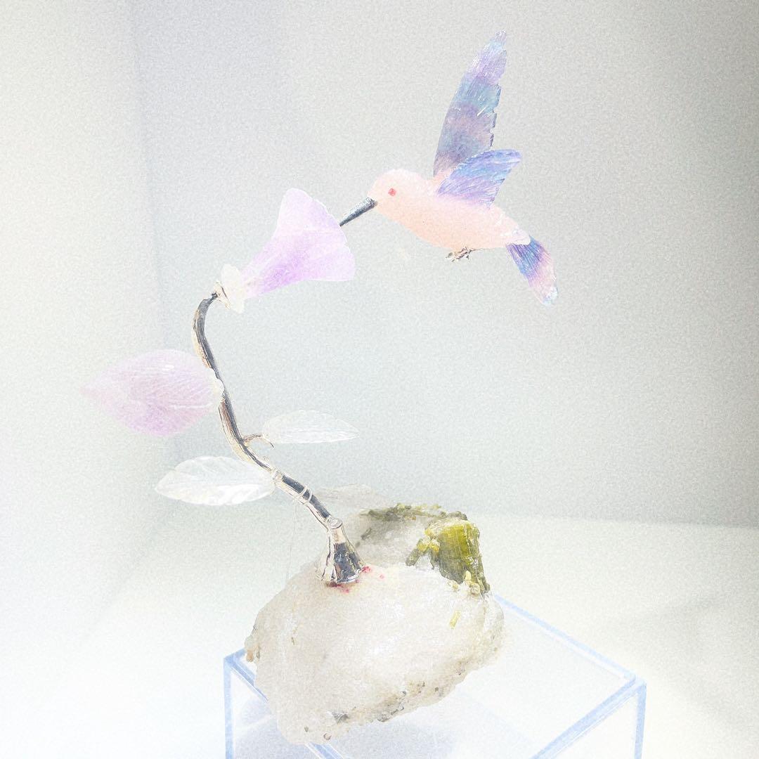 ハチドリ 紫の花付きグリーントルマリン台座ブラジル産NO25-.2366