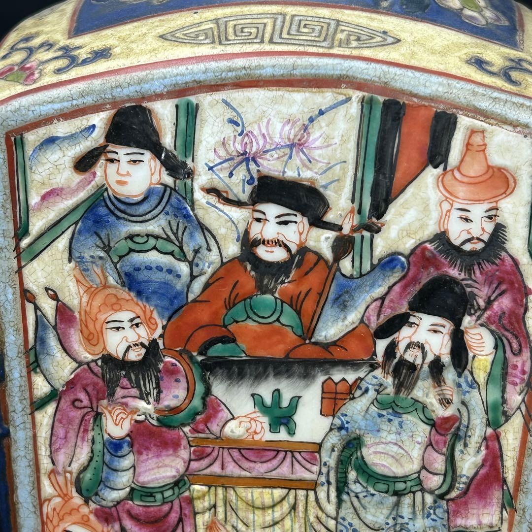 中国古美術　花瓶　多彩な装飾の陶器製花瓶