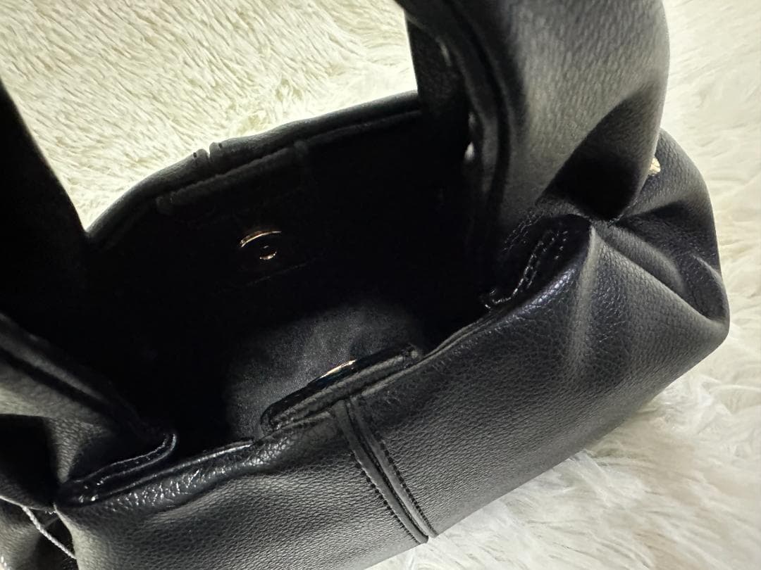 POLÈNE ブラックレザーショルダーバッグ