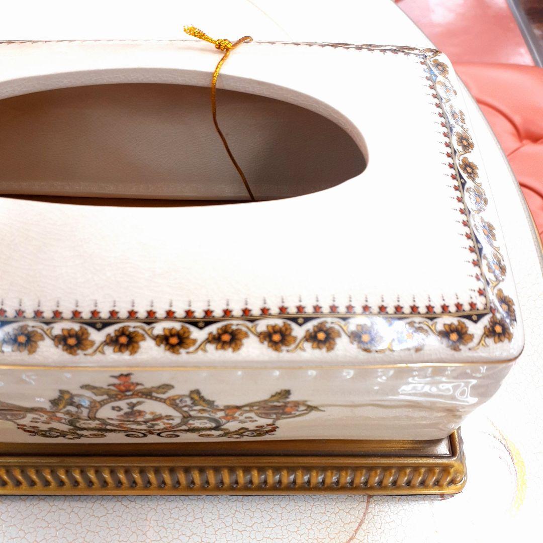 輸入雑貨　シノワズリ　『薔薇のティッシュBOX』　薔薇柄　オフホワイト　陶器