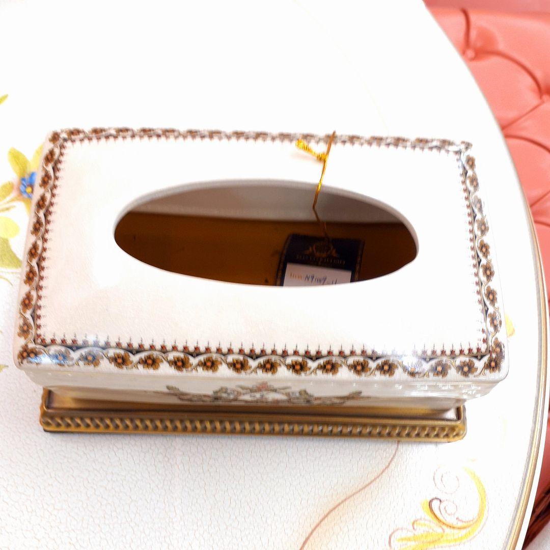 輸入雑貨　シノワズリ　『薔薇のティッシュBOX』　薔薇柄　オフホワイト　陶器