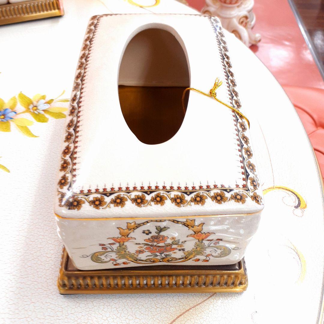 輸入雑貨　シノワズリ　『薔薇のティッシュBOX』　薔薇柄　オフホワイト　陶器