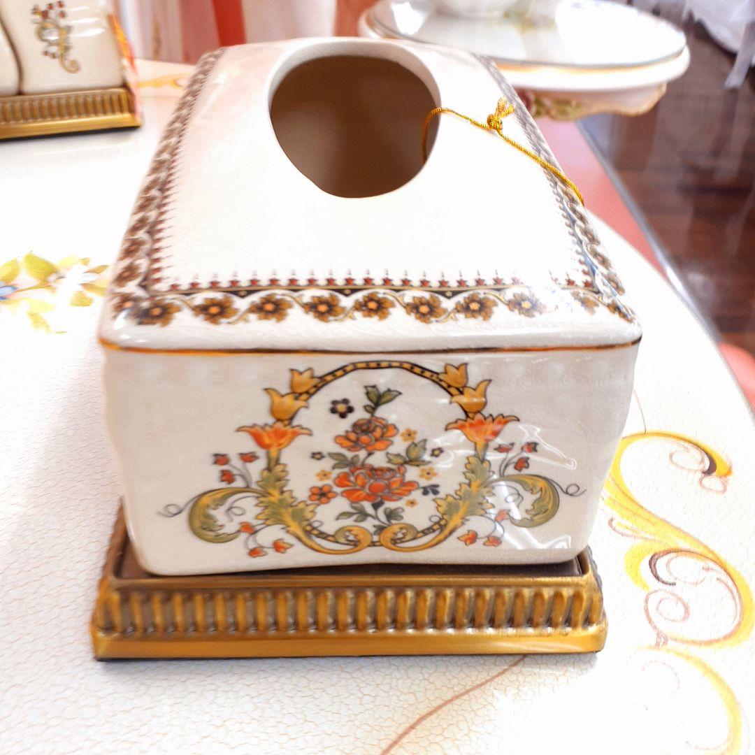 輸入雑貨　シノワズリ　『薔薇のティッシュBOX』　薔薇柄　オフホワイト　陶器