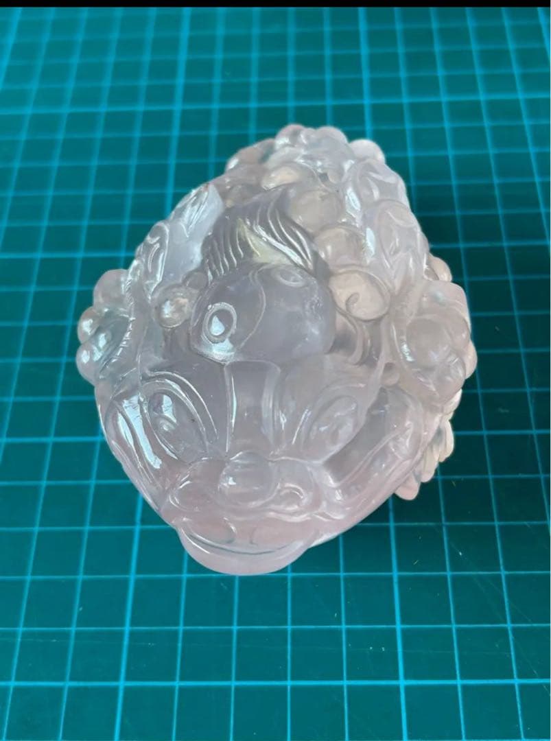 【天然石】超高品質 ローズクォーツ 銭がえる銭蛙 縁起物 彫り物 手彫り敷物付き