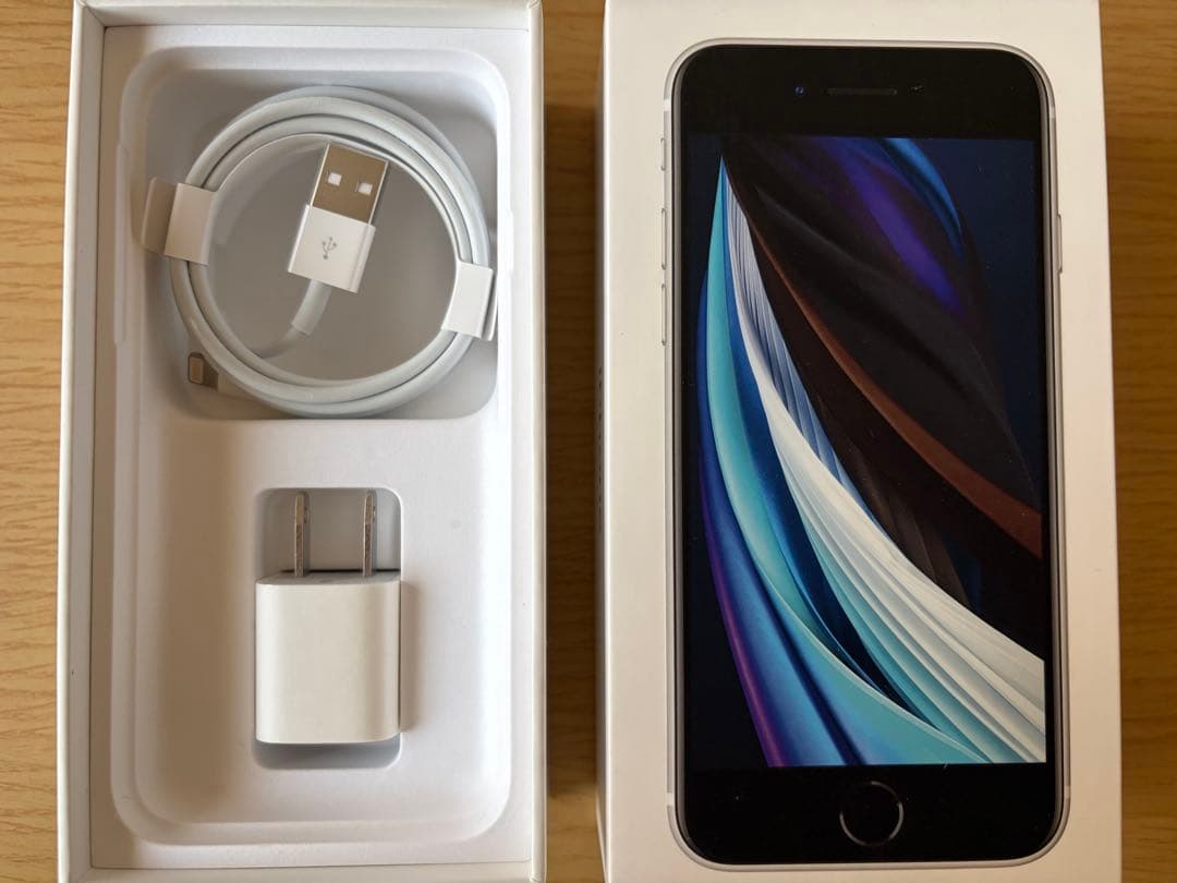 iphonese 第2世代 本体 未使用の充電ケーブル付ホームボタンある機種です