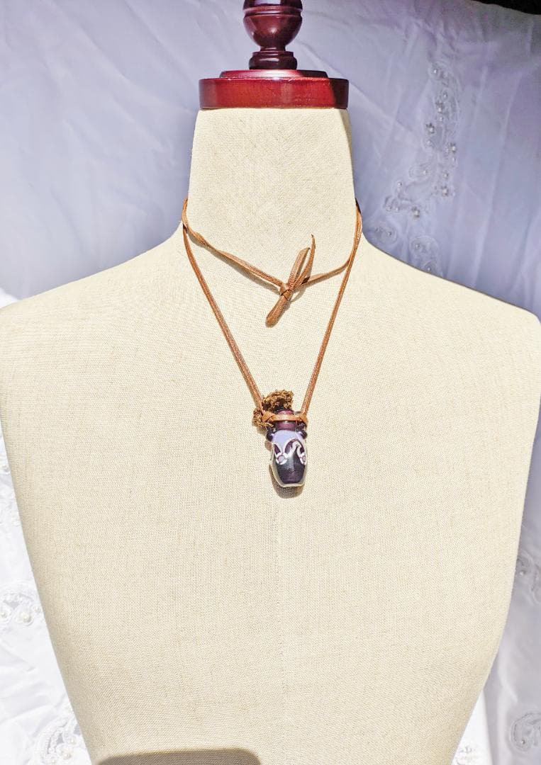 吉田正子トンボ玉（貳拾漆）　「瓶型」皮ひもネックレス　ガラス玉に込めた日本画