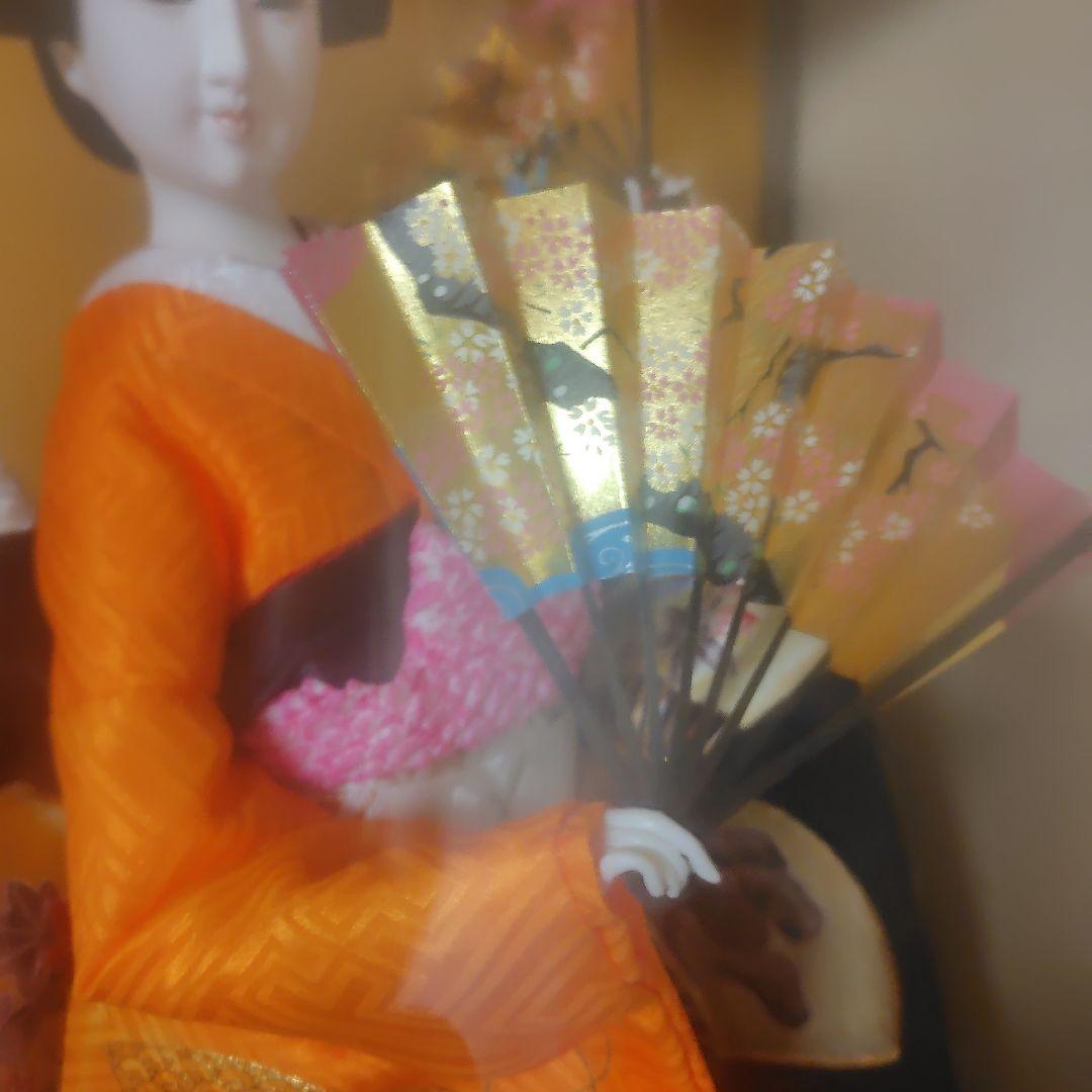 御所人形 オレンジと黒の衣装 ガラスケース入り