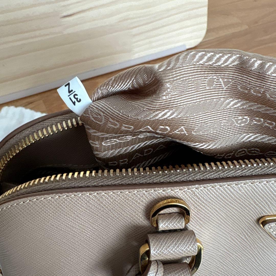 PRADA ベージュ ショルダーバッグ