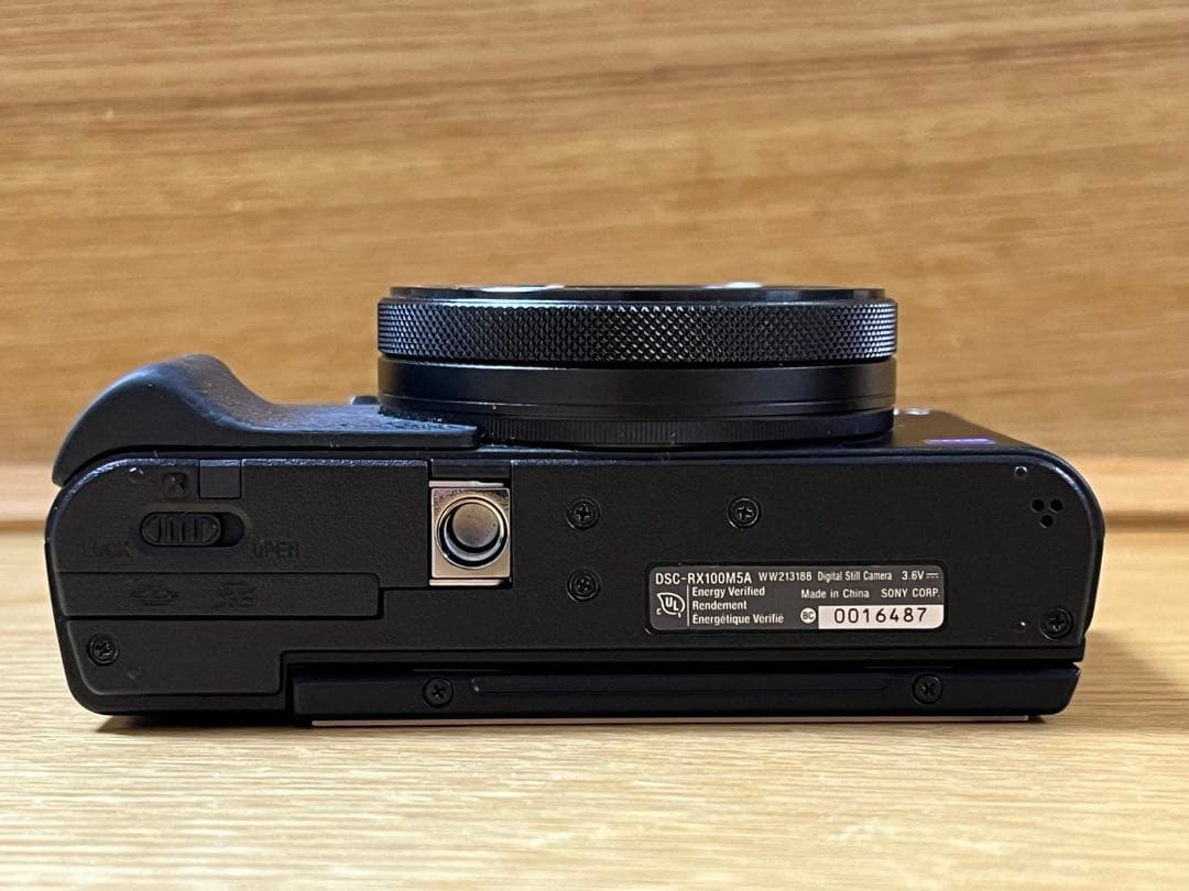 【美品】SONY コンパクトデジカメRX100M5A（バッテリー2個、充電器付）