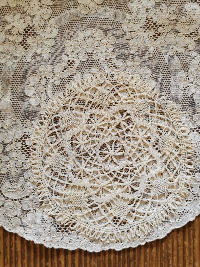 アンティーク ベルギーブルージュ ごく細い糸の線状の花 繊細なボビン編みレース