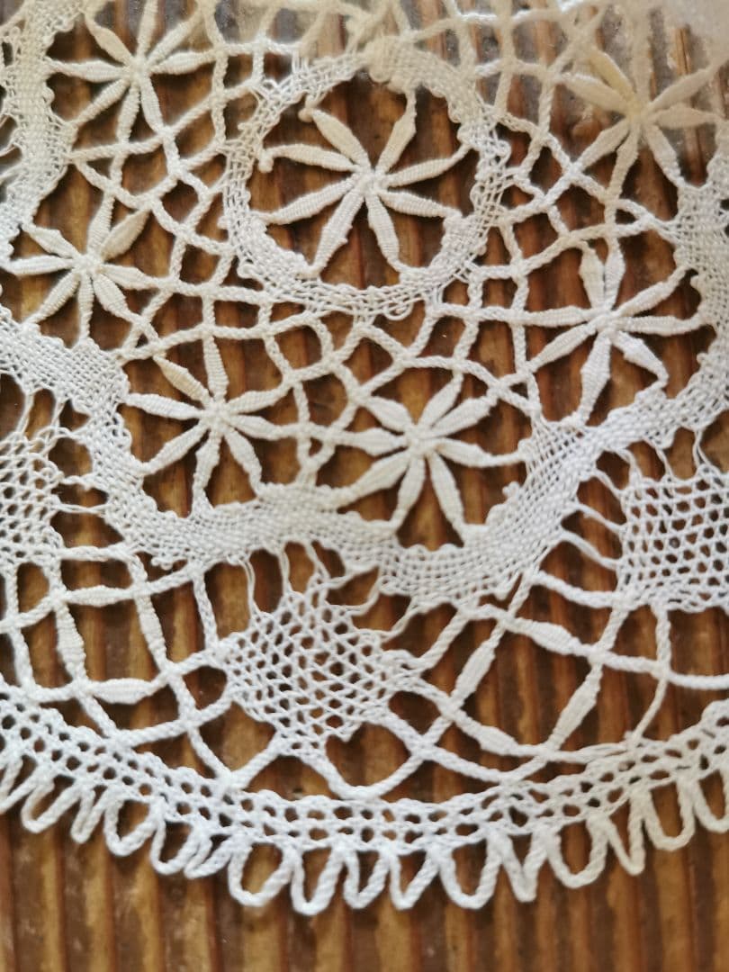 アンティーク ベルギーブルージュ ごく細い糸の線状の花 繊細なボビン編みレース