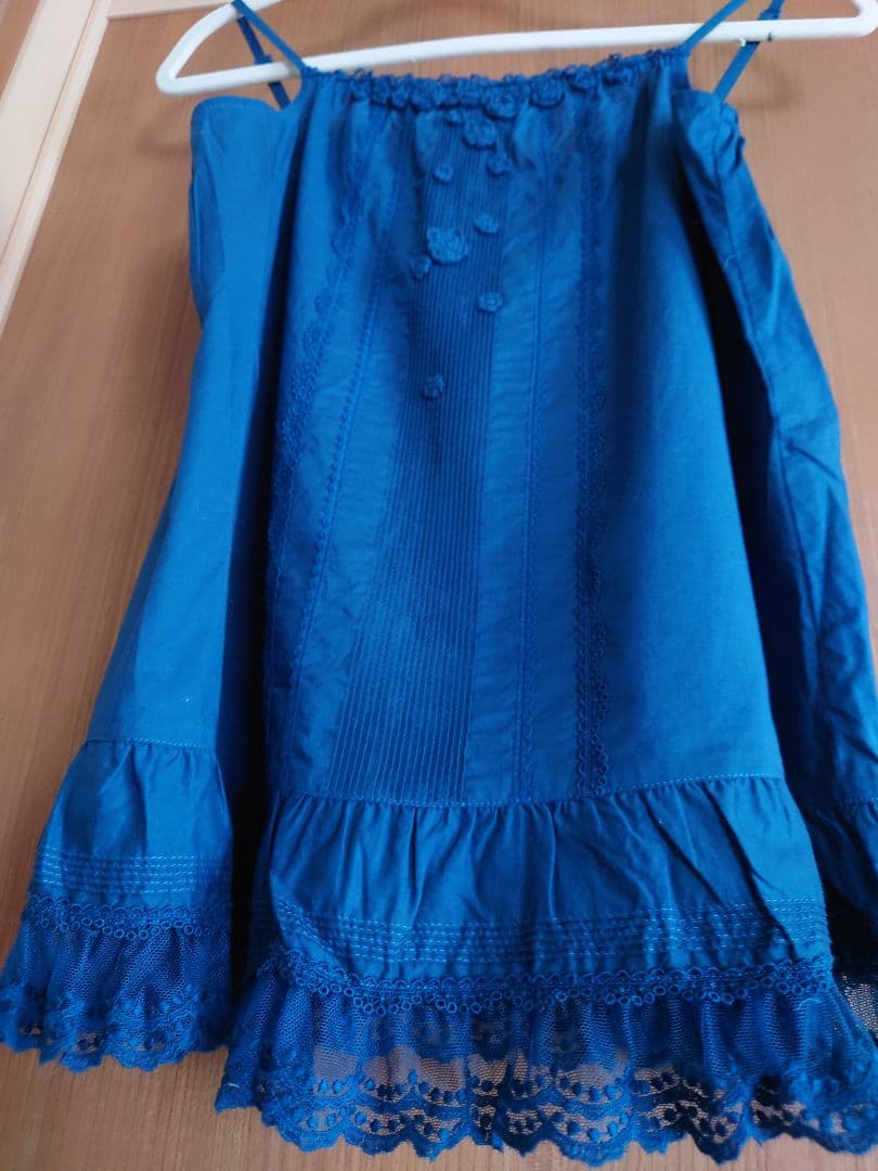未使用　極美品ピンクハウスの花の刺繍と裾野 レースが美しい 藍色キャミソール