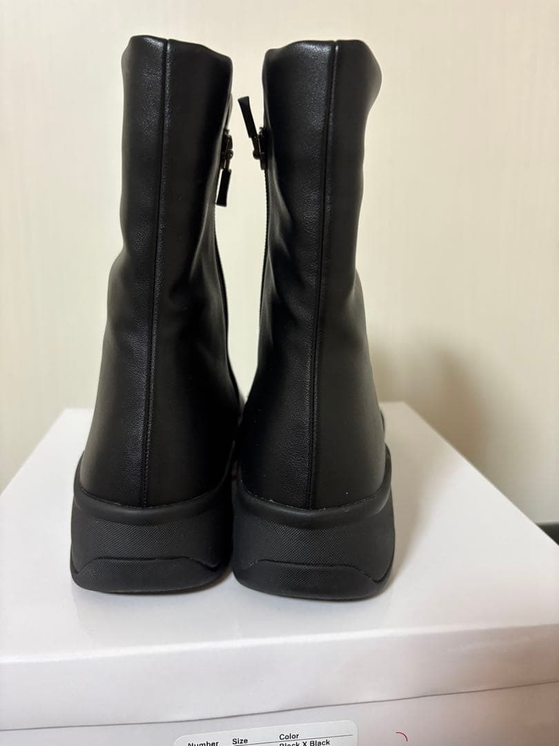 fitfit ブラックショートブーツ 内側ジッパー付き　24.0㎝ 新品同様