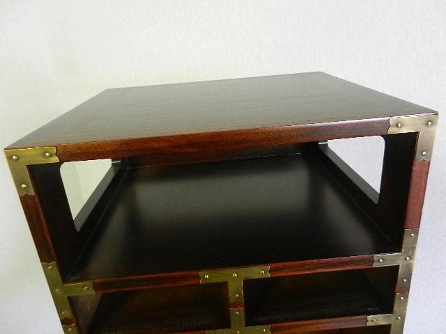 李朝風コリアン家具「引出し棚　吉祥文真鍮飾り金具」（３６×６５×３１㌢、１４㎏）