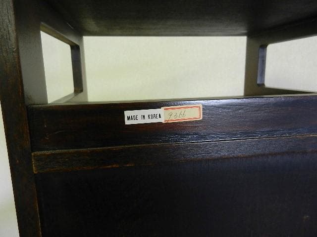 李朝風コリアン家具「引出し棚　吉祥文真鍮飾り金具」（３６×６５×３１㌢、１４㎏）