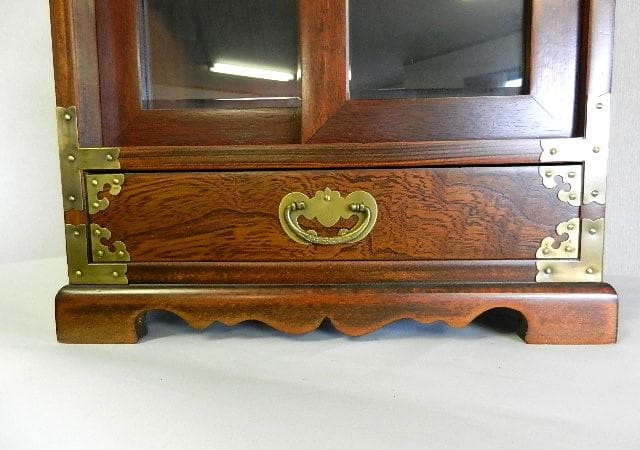 李朝風コリアン家具「引出し棚　吉祥文真鍮飾り金具」（３６×６５×３１㌢、１４㎏）
