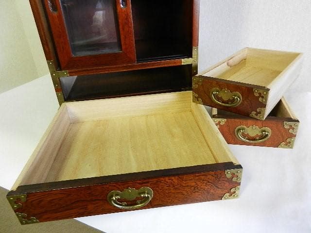李朝風コリアン家具「引出し棚　吉祥文真鍮飾り金具」（３６×６５×３１㌢、１４㎏）