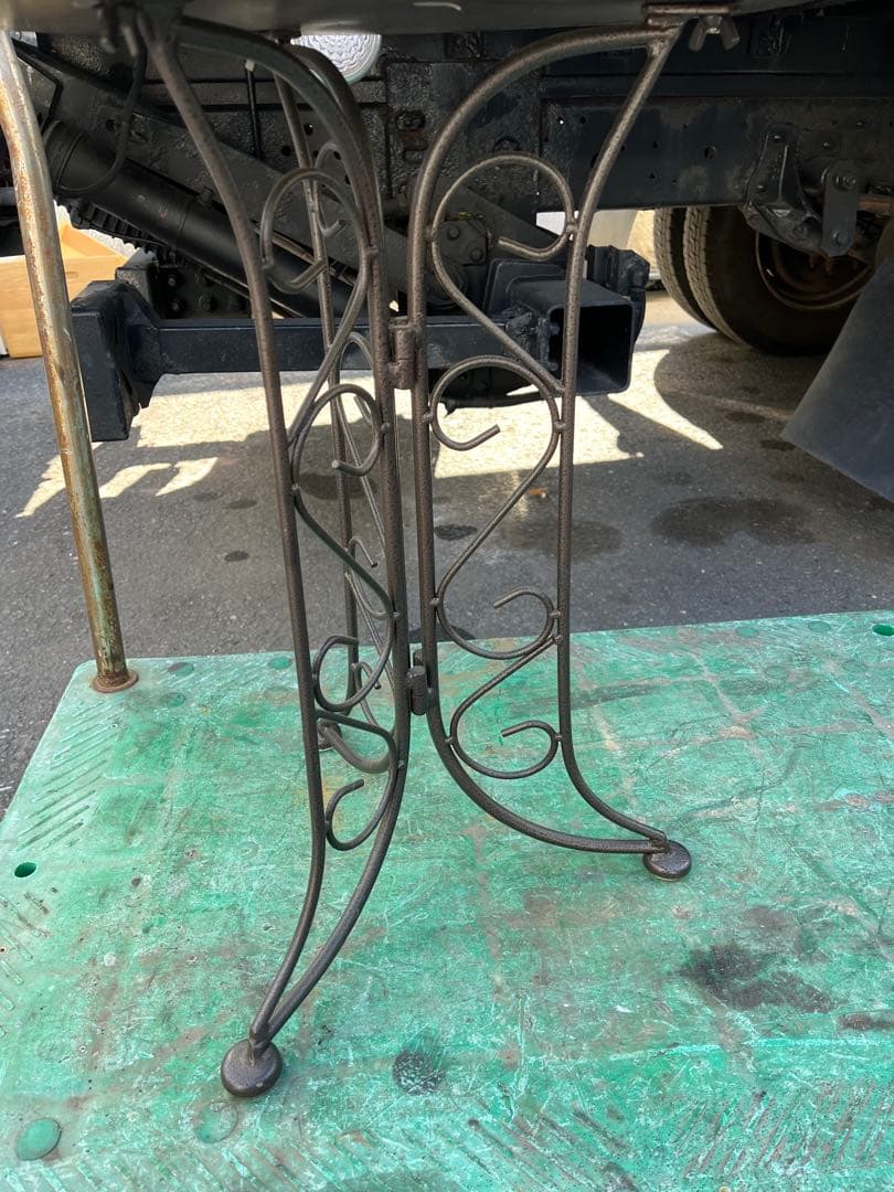 タイル装飾の円形テーブル　ブドウ柄　アンティーク　レトロ　ヴィンテージ　机