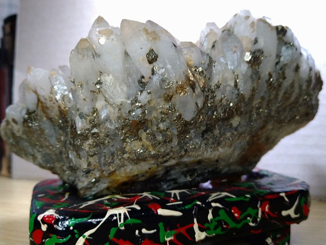 青森県産のパイライト水晶クラスター