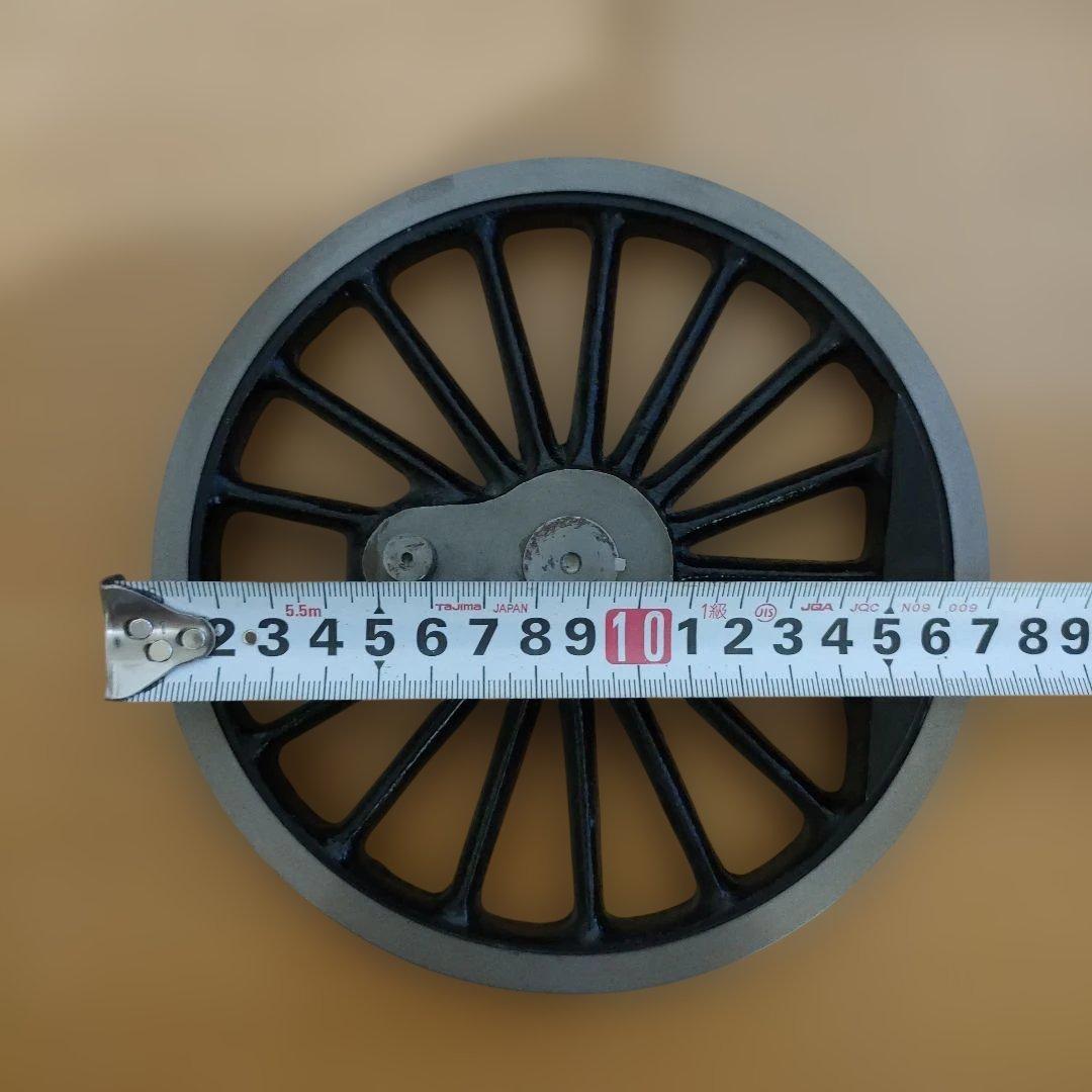 蒸気機関車のレプリカの動輪と、カットレール　オブジェ　ガーデニング　台座付き