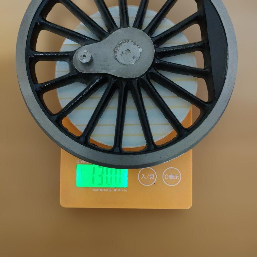 蒸気機関車のレプリカの動輪と、カットレール　オブジェ　ガーデニング　台座付き