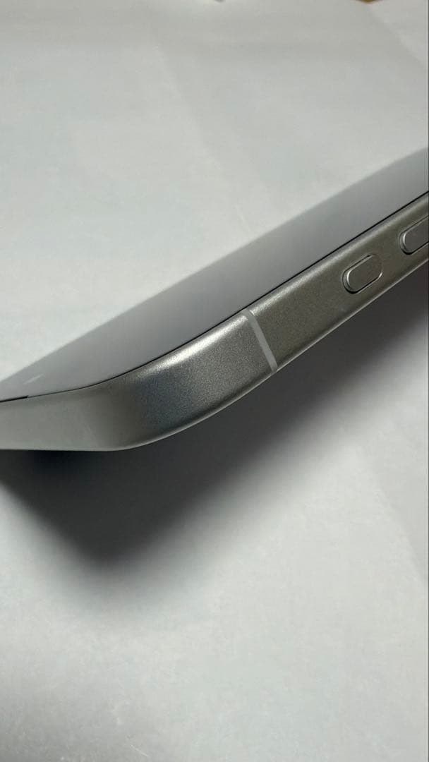 美品 iPhone 16 128GB ホワイト