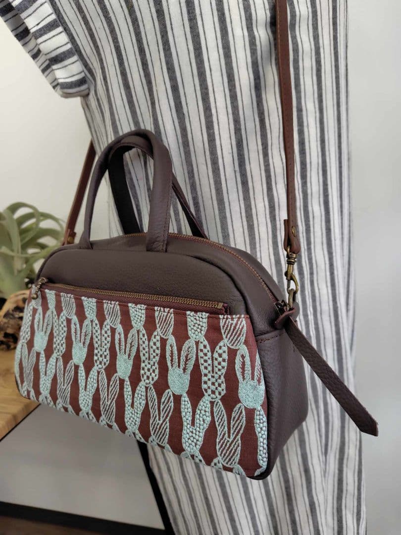 ミナペルホネン/tambourineタンバリンネイビー×LB/ラウンドボストン