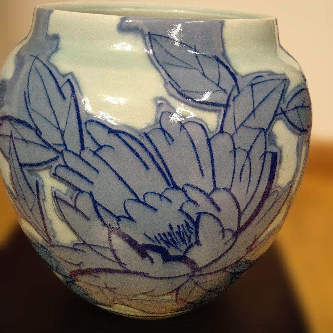 青と白の蓮の花模様の陶器壺