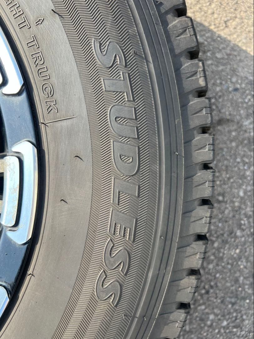 ハイエース　スタッドレスタイヤ　15インチ　①