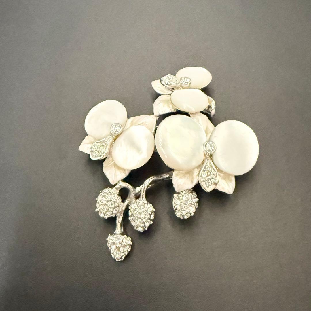 超希少✨未使用保管 ヴァンドームブティック　ブローチ　胡蝶蘭　白蝶貝