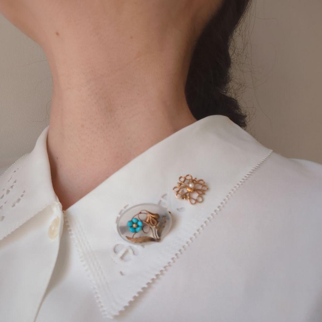 【アンティーク】ホワイトカルセドニーとトルコ石の勿忘草ブローチ