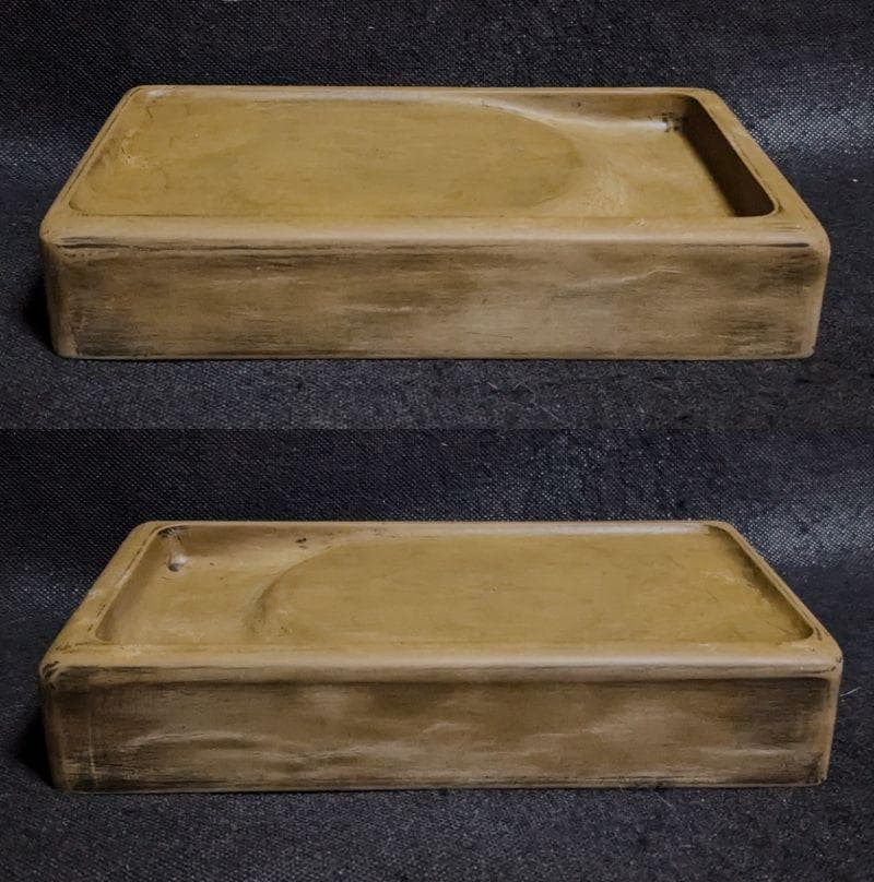 【次吉。】　　　　◆澄泥硯（鱔魚黄／約八吋長方／蘇州霊巖山／唐木箱）