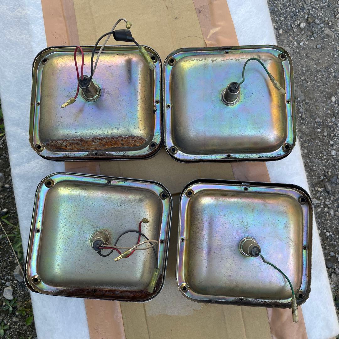 トラックのテールランプ、ウィンカーランプ。本体