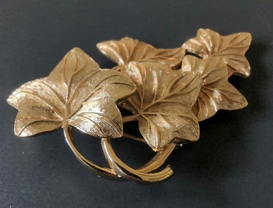 ヴィンテージ　Christian Dior リーフブローチ ゴールド