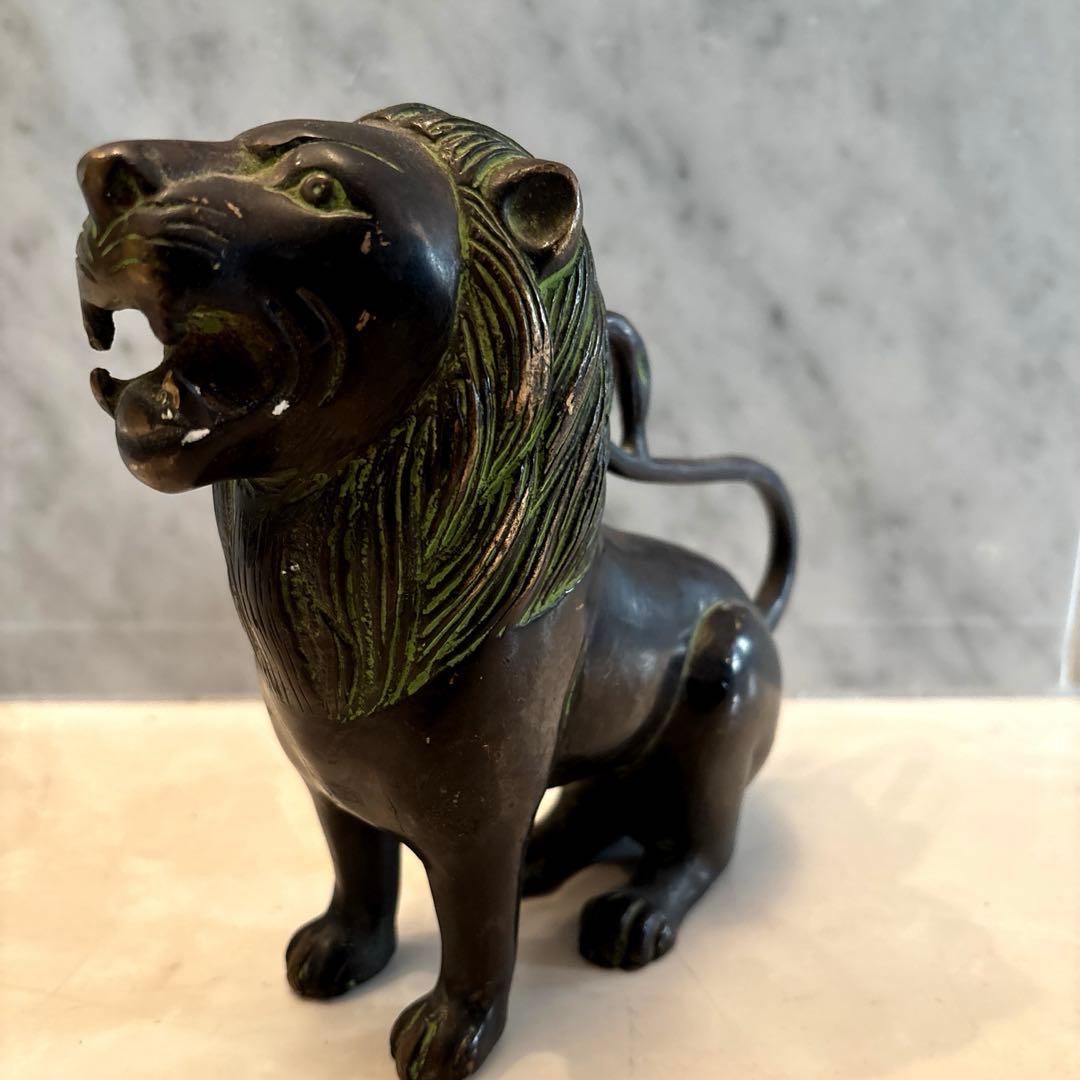 チベットアンティーク　威厳のある姿が美しい銅製のライオン