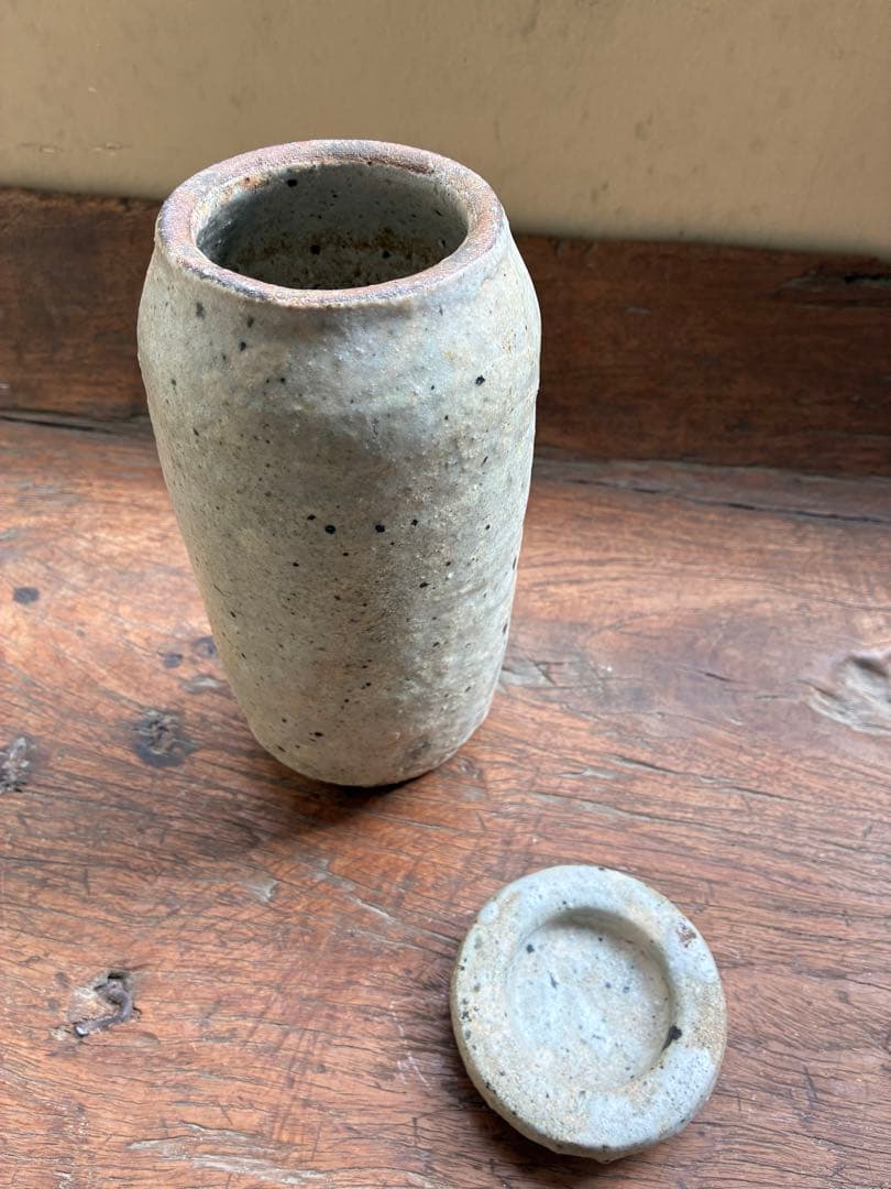 小野哲平作　蓋付壺灰色 斑点