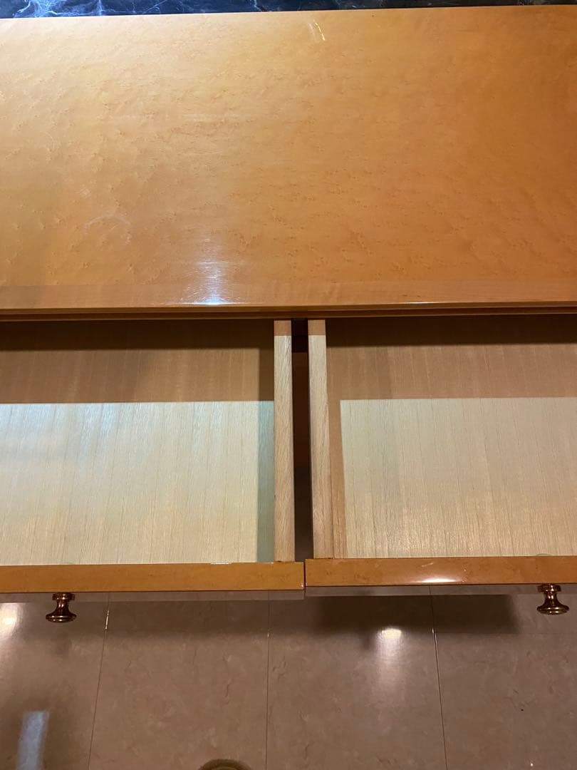 明るい木目の4段チェスト