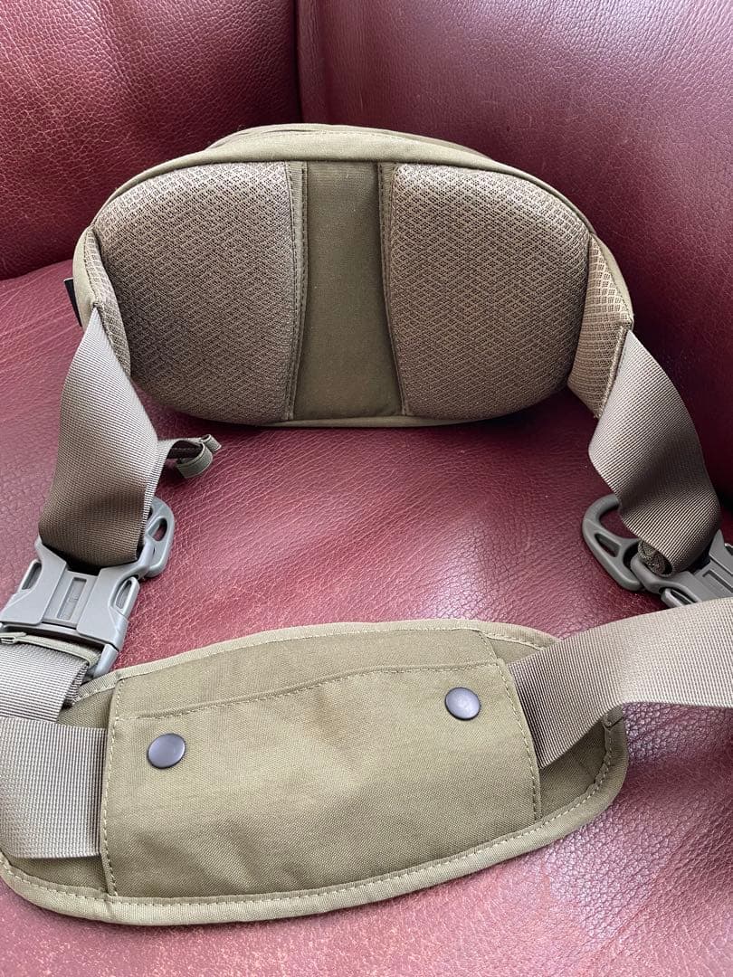 Hugoo ハグー　オリーブグリーン ヒップシート