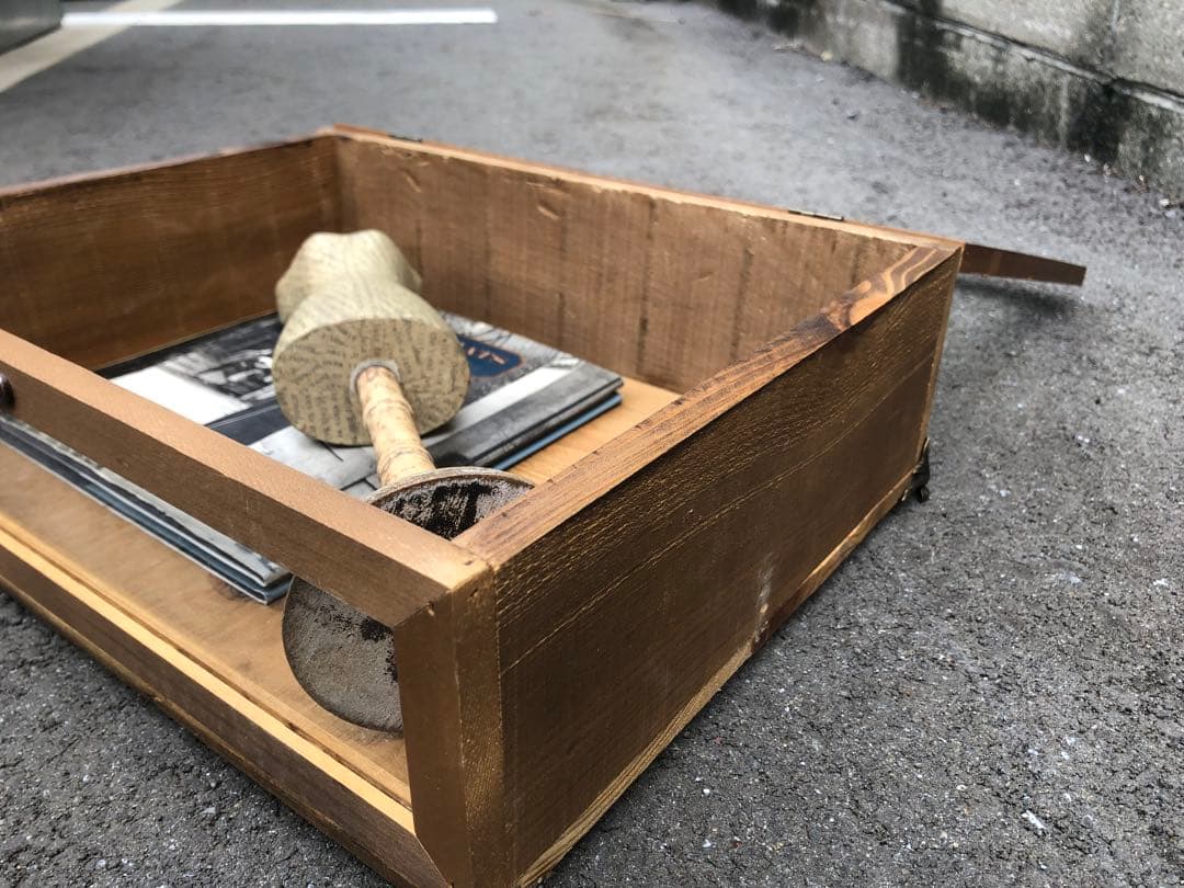 ショーケースとスタンドと猫の本