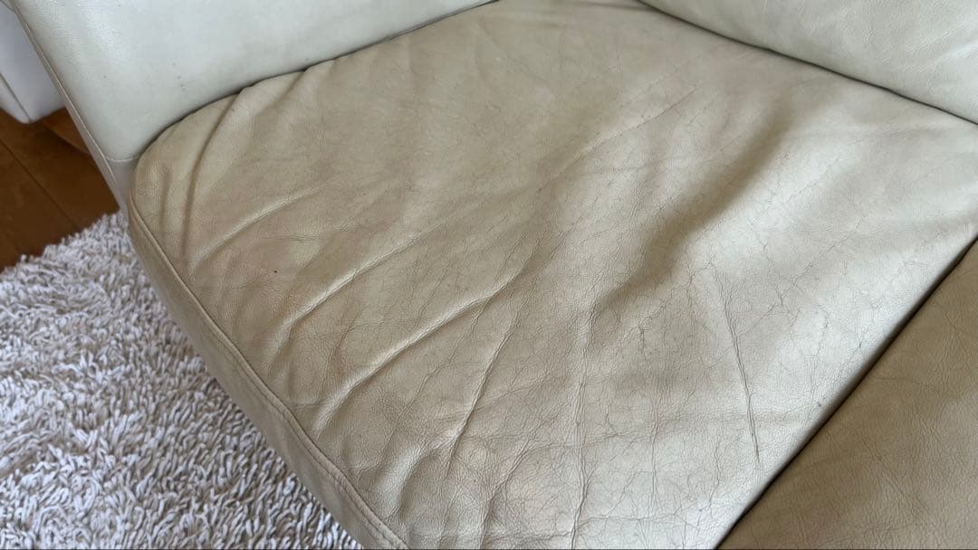 ホワイトレザー 3人掛けソファとオットマン