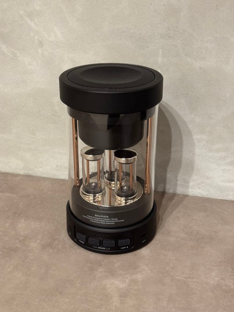 【完品（専用充電器・説明書付き）】バルミューダ The Speaker M01A